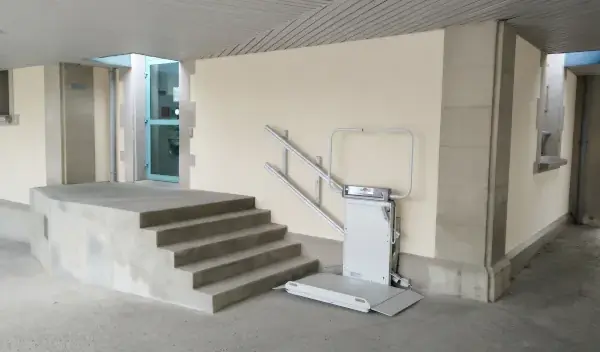Plateforme monte-escalier droit Extrema LOGIC