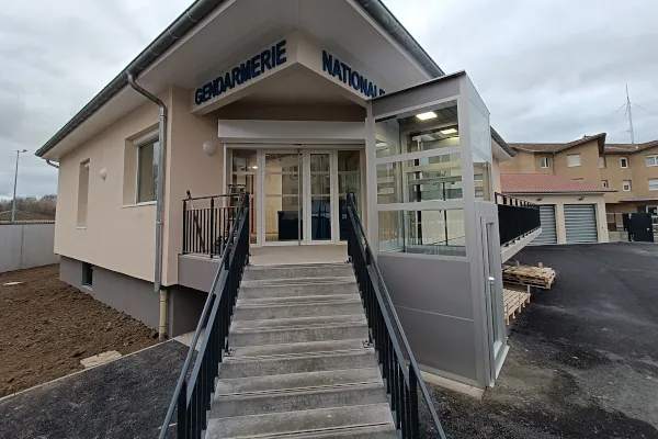 Élévateur PMR extérieur à la Gendarmerie Nationale