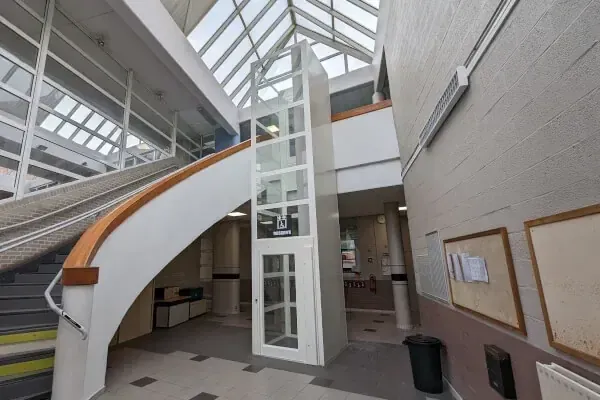 Ascenseur PMR vitré dans un groupe scolaire