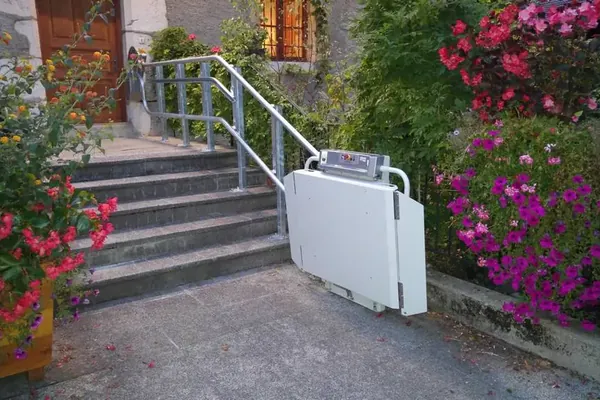 Plateforme monte-escalier oblique extérieure à la Mairie de Talloires