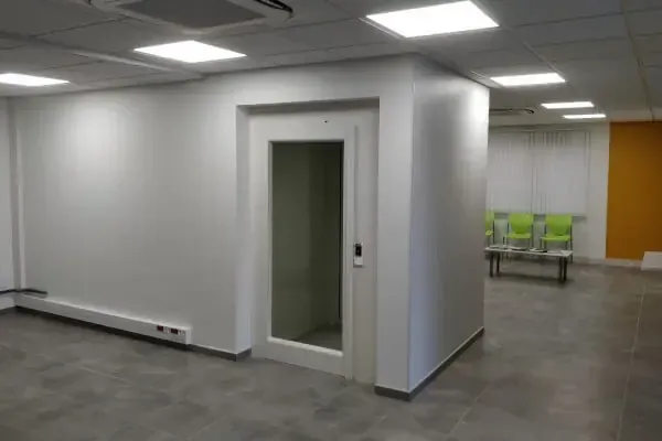 Élévateur en gaine fermée dans un centre d'imagerie médicale