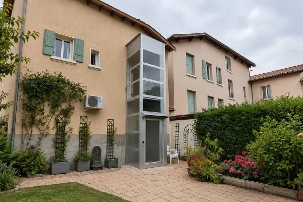Élévateur privatif extérieur en façade de maison