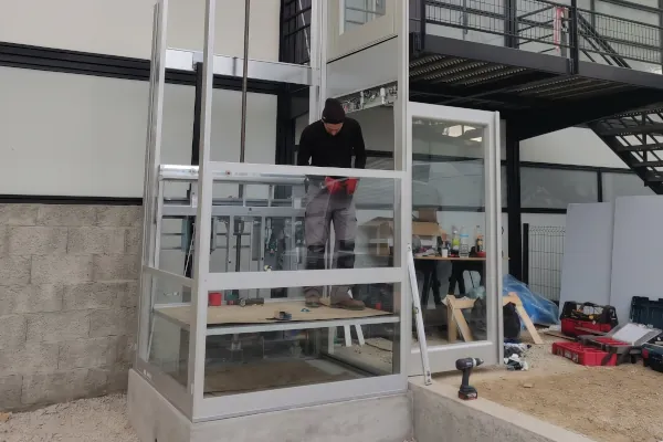 Installation d'un élévateur PMR clé en main